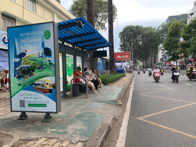 Nhiều bảng thông tin tại nhà chờ xe buýt ở TPHCM cần được tu sửa. Ảnh: QUẢNG BÁ 