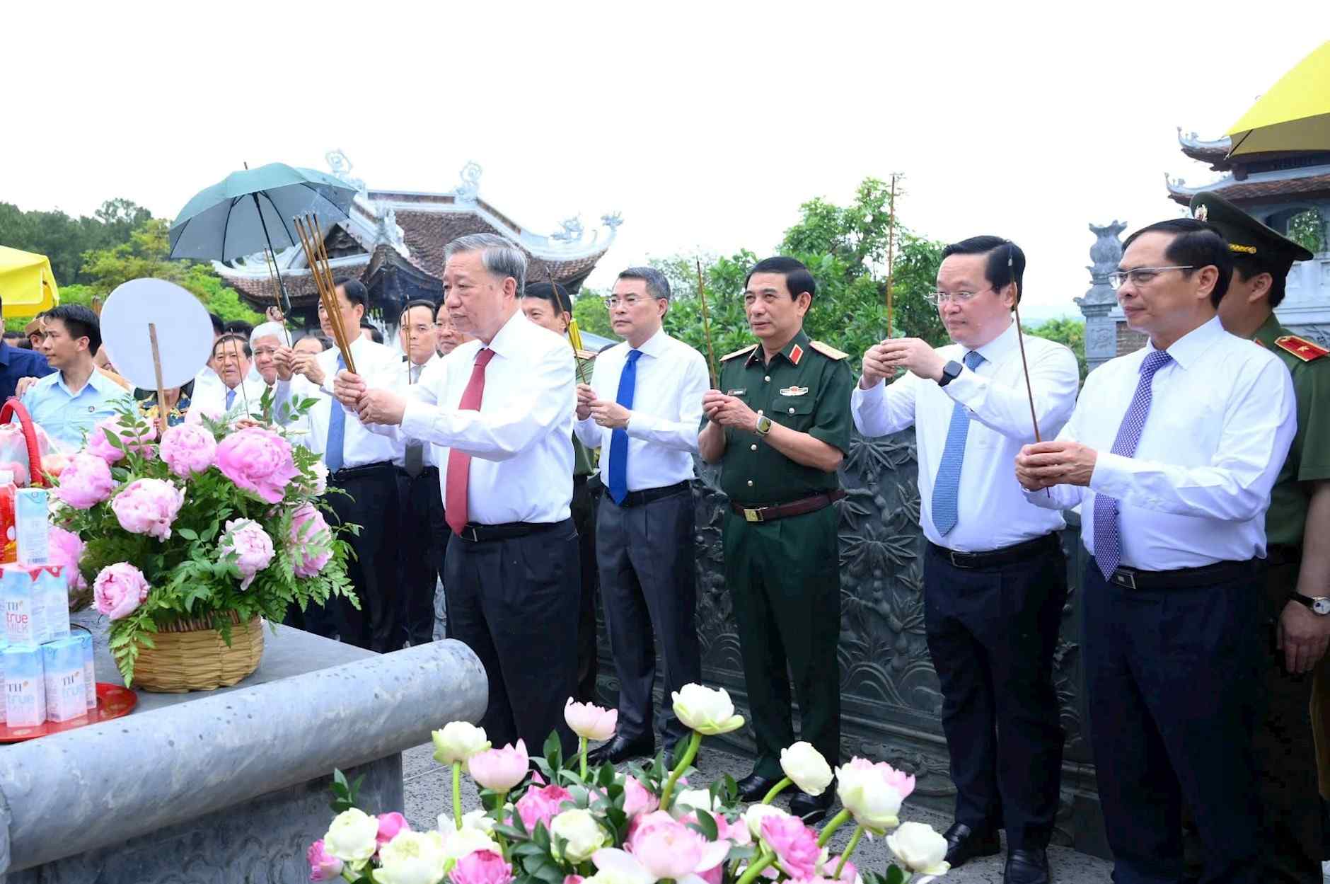Tổng Bí thư Tô Lâm cùng đoàn đại biểu dâng hương tại Đền Chung Sơn - đền thờ gia tiên Chủ tịch Hồ Chí Minh. Ảnh: Thành Cường