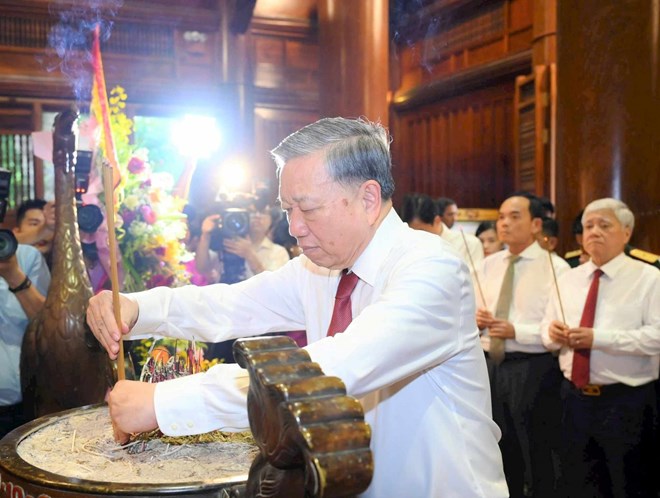 Tổng Bí thư Tô Lâm dâng hương tưởng niệm Chủ tịch Hồ Chí Minh