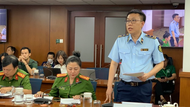 Mr. Nguyen Quang Huy - Deputy Head of the Ho Chi Minh City Market Management Department said that many foods and pharmaceuticals were found to be in serious violation. Photo: QUANG BAN