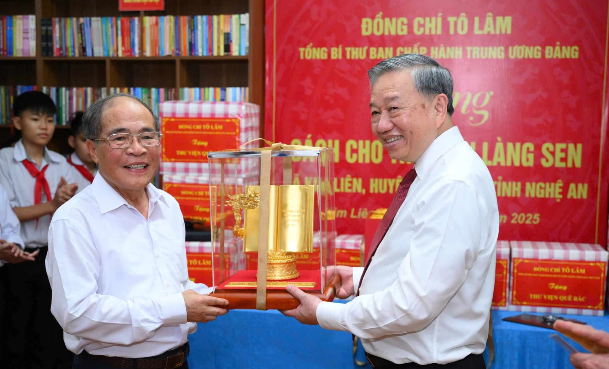 Tong Bi thu To Lam tang Thu vien Lang Sen mo hinh tac pham dieu khac “Viet Nam - nhung trang su vang“. Anh: Thanh Cuong