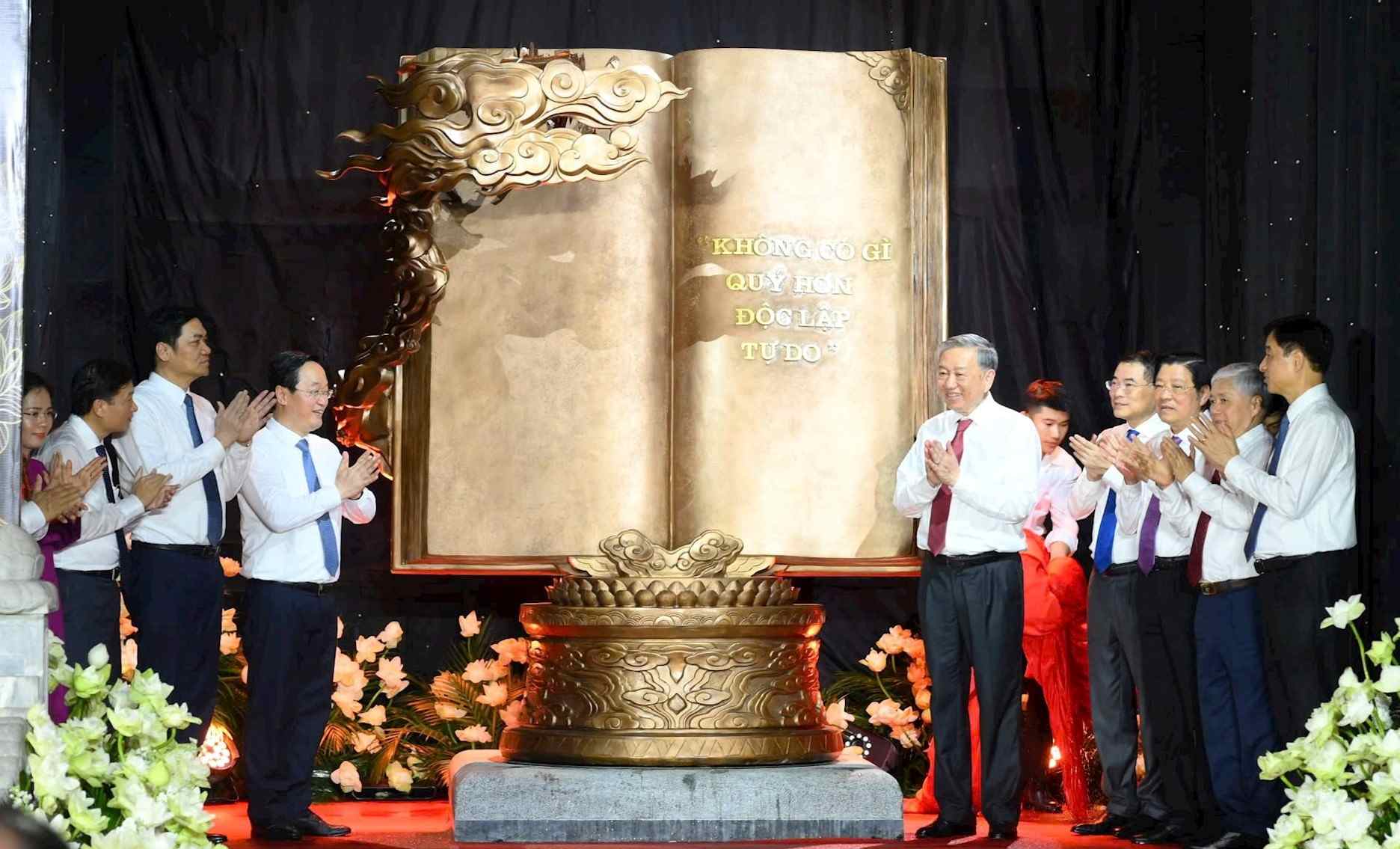 General Secretary To Lam presented the sculpture "Vietnam - the golden pages of history" to the Kim Lien Special National Monument. Photo: Thanh Cuong