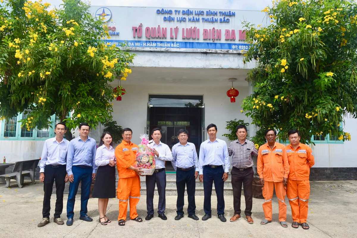 Thăm, tặng quà đoàn viên, lao động tại tổ điện ở xã miền núi Đa Mi. Ảnh: Thanh Tùng