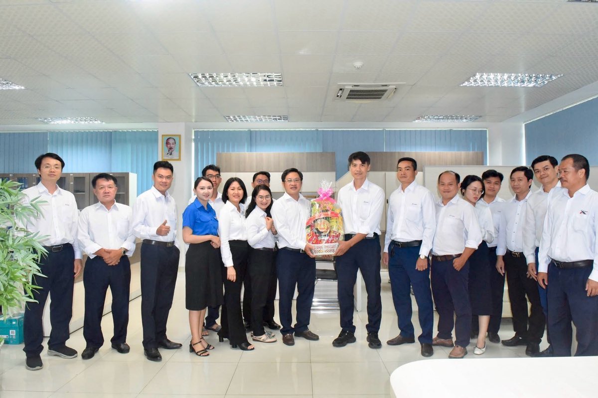 Chủ tịch công đoàn cơ sở thăm hỏi người lao động tại Phòng Kỹ thuật công ty. Ảnh: Thanh Tùng