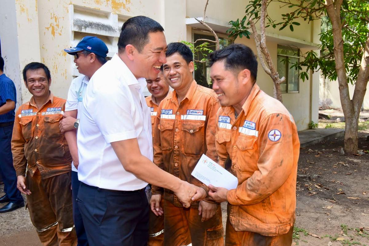 Những món quà kèm lời động viên gửi đến đoàn viên, người lao động. Ảnh: Thanh Tùng
