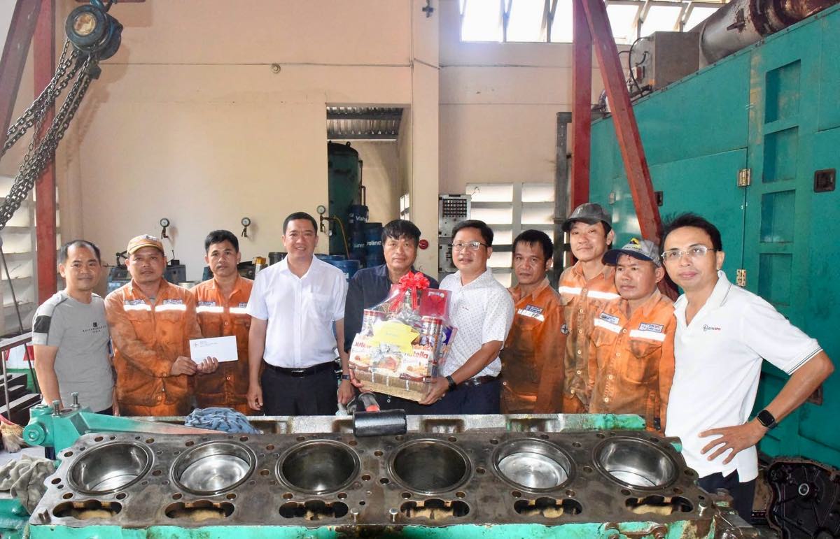 Chủ tịch Công đoàn cơ sở và lãnh đạo công ty thăm, tặng quà cho người lao động làm việc tại nhà máy phát điện disel ở huyện đảo Phú Quý. Ảnh: Thanh Tùng