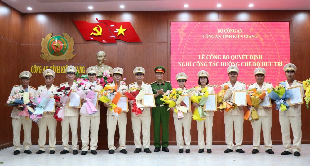 Dai ta Nguyen Nhat Truong – Pho Giam doc Cong an tinh trao Quyet dinh, tang hoa chuc mung cac dong chi lanh dao, chi huy nghi huu. Anh: Tien Dung