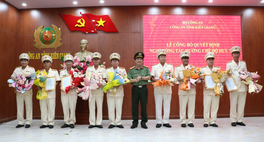 Coronel Le Van Quy - El subdirector de la seguridad publica provincial dio la decision, dio flores para felicitar a los lideres y comandantes. Foto: Tien Dung
