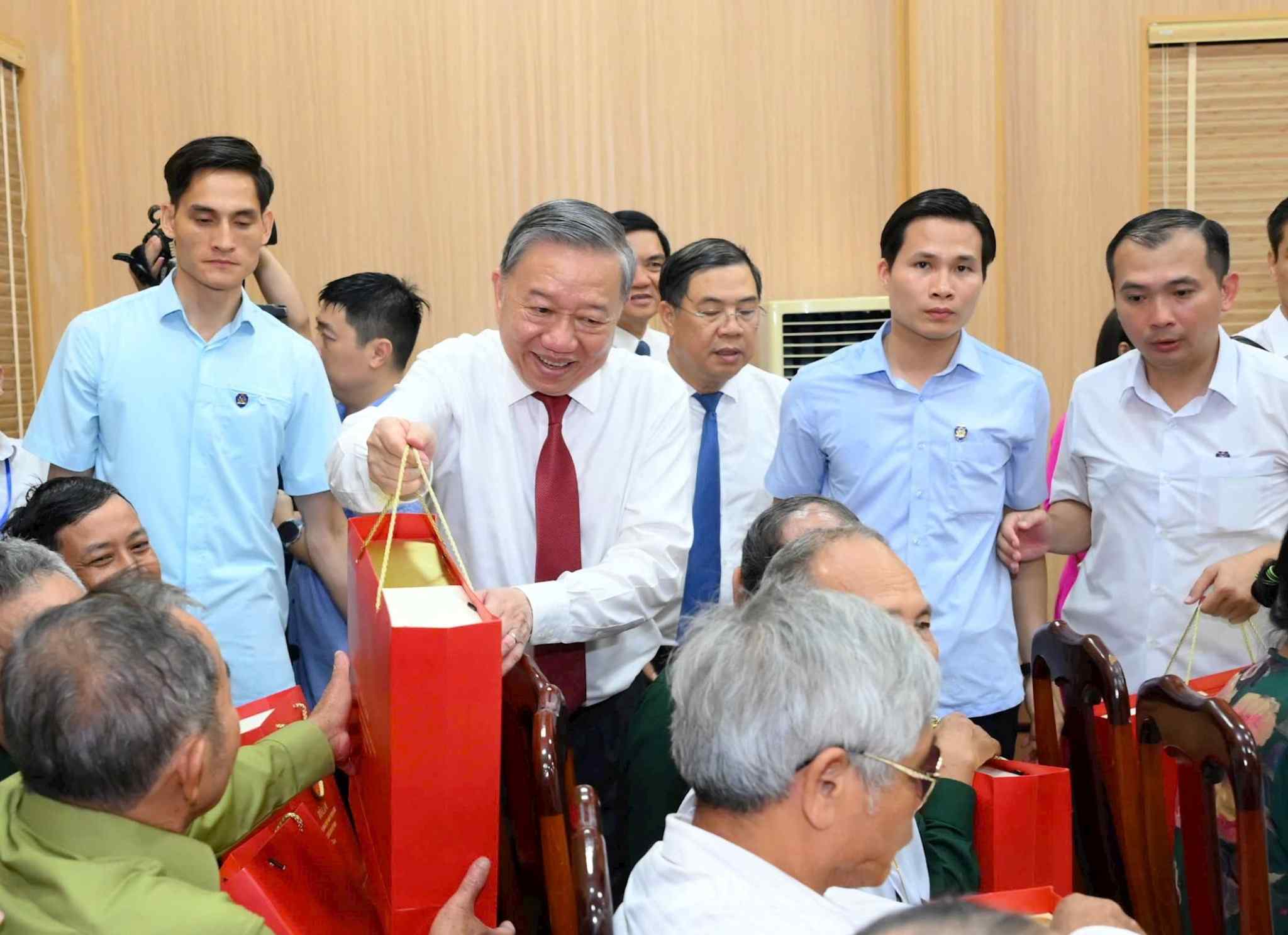 Tong Bi thu To Lam tang qua cho nguoi co cong, gia dinh chinh sach huyen Nam Dan. Anh: Thanh Cuong
