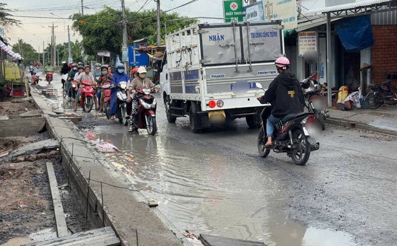 The about 1.4km route from Long Ho town to Loc Hoa bridge in Vinh Long province is being constructed slowly. Photo: Hoang Loc.