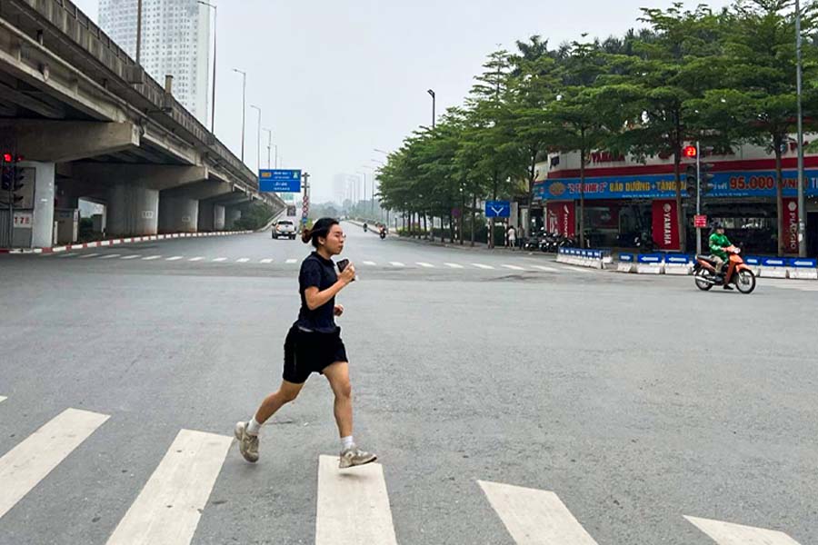 En medio de la vida moderna, es esencial elegir una forma apropiada de movimiento. Ya sea corriendo o caminando, lo mas importante es que se mueve constantemente. Foto: Cat Tien