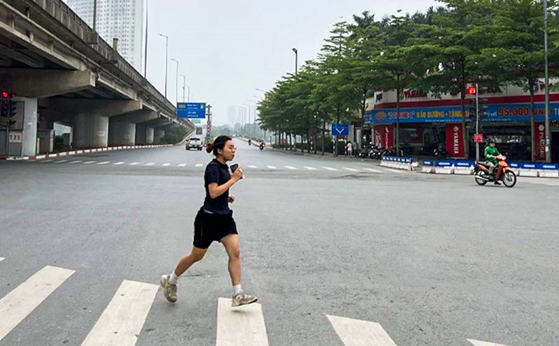 In the midst of modern life, choosing the right form of exercise is necessary. Whether you run or walk, the most important thing is to keep moving. Photo: Cat Tien