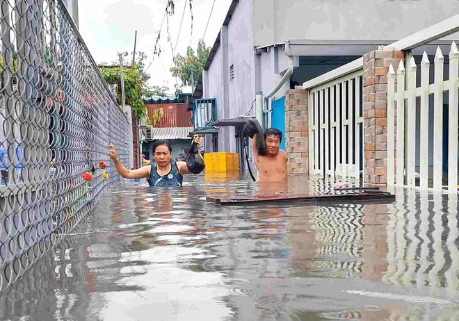 Alley 789 Provincial Road 43 (Tam Binh Ward, Thu Duc City) se inundo profundamente debido a las fuertes lluvias en la mañana de 10.5. Foto: Minh Quan