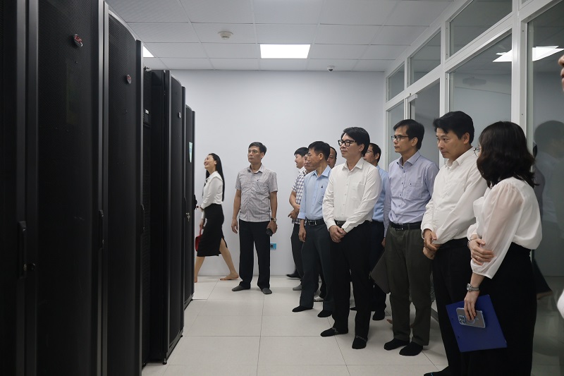 Leaders of the Department of Science and Technology of Hai Duong and the Department of Science and Technology of Hai Phong and experts visit the DC Data Center of Hai Duong province. Photo: Hai Duong Provincial Portal