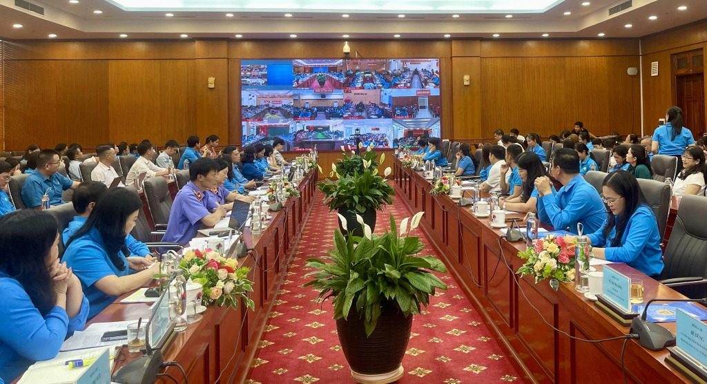 CAO Bang Federacion Laboral Provincial Comento, recopilo comentarios sobre el borrador de la revision de Francia 2013. Foto: Khanh Hoa