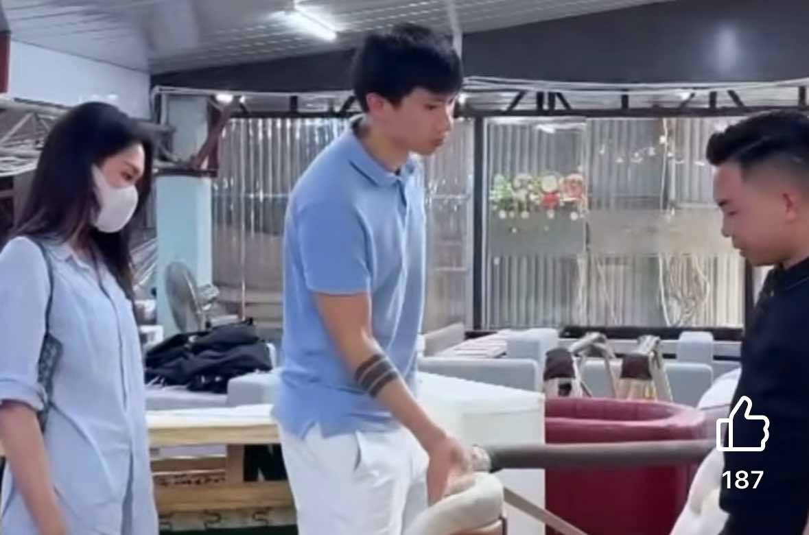 Doan Van Hau and his wife went to choose furniture for their new house. Photo cut from video