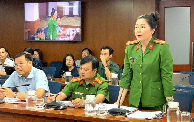 El teniente coronel senior Ho Thi Lanh en la conferencia de prensa sobre el borrador del derecho de la Enmienda de la Constitucion sobre la solicitud de VNneid. Foto: Promocion