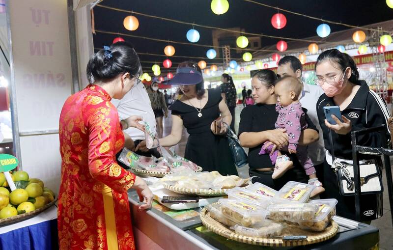 Hai Duong calls for votes on typical rural products. Illustrative photo: Tran Tuan