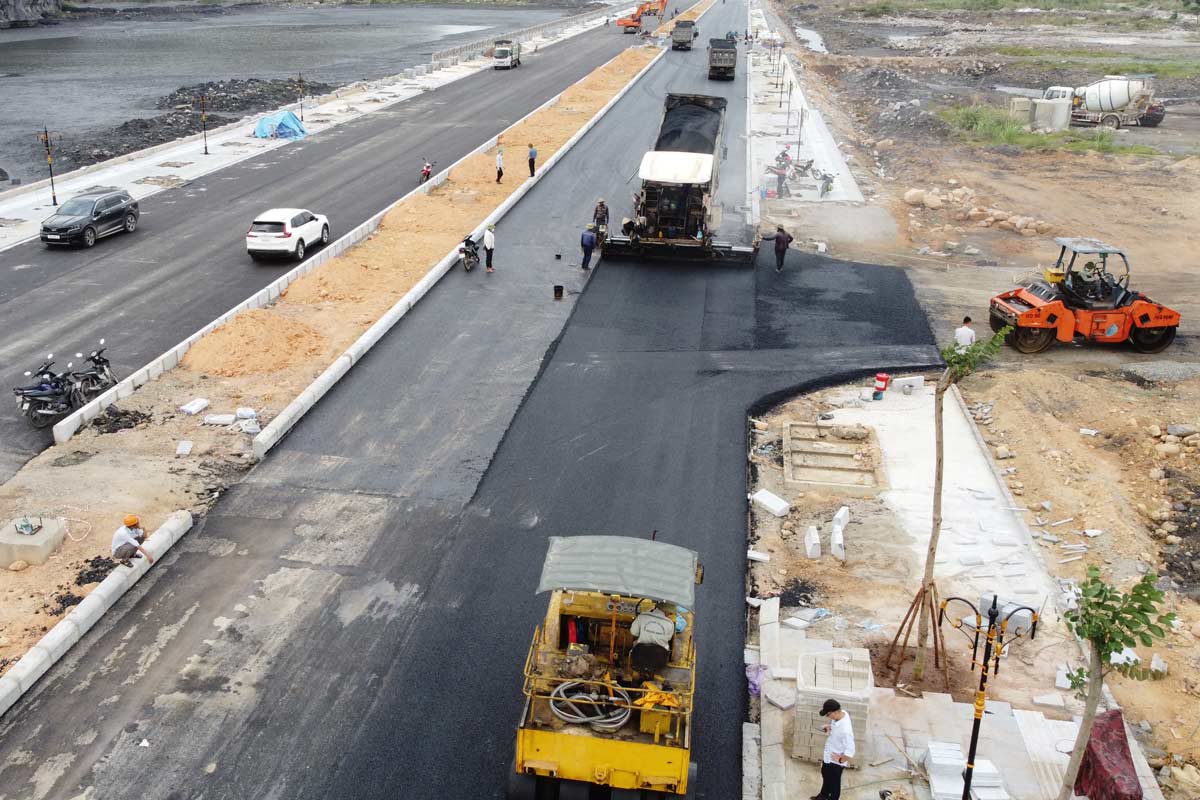 Alfombra de asfalto que conecta Vung Chau Road, Cam Dong Ward a Cam Son Ward, Cam Pha City, provincia de Quang Ninh. Foto: Doan colgo