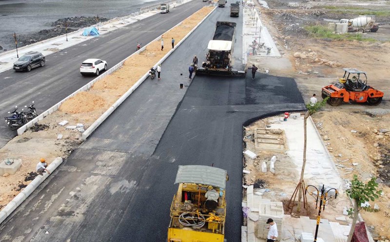 Asphalt paving the road connecting Vung Duc road, Cam Dong ward to Cam Son ward, Cam Pha city, Quang Ninh province. Photo: Doan Hung