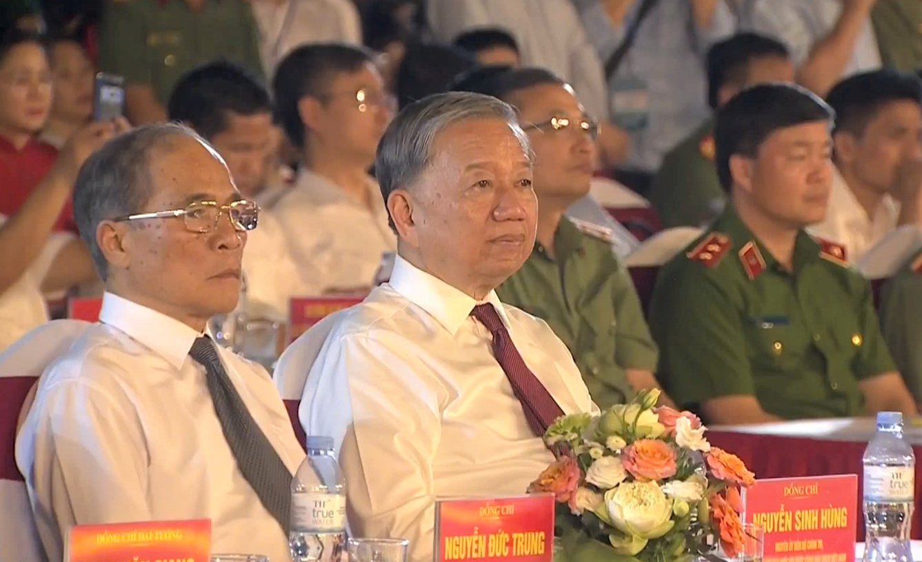 General Secretary To Lam attended the opening ceremony of the 2025 Sen Village Festival in Nghe An. Photo: Hai Dang