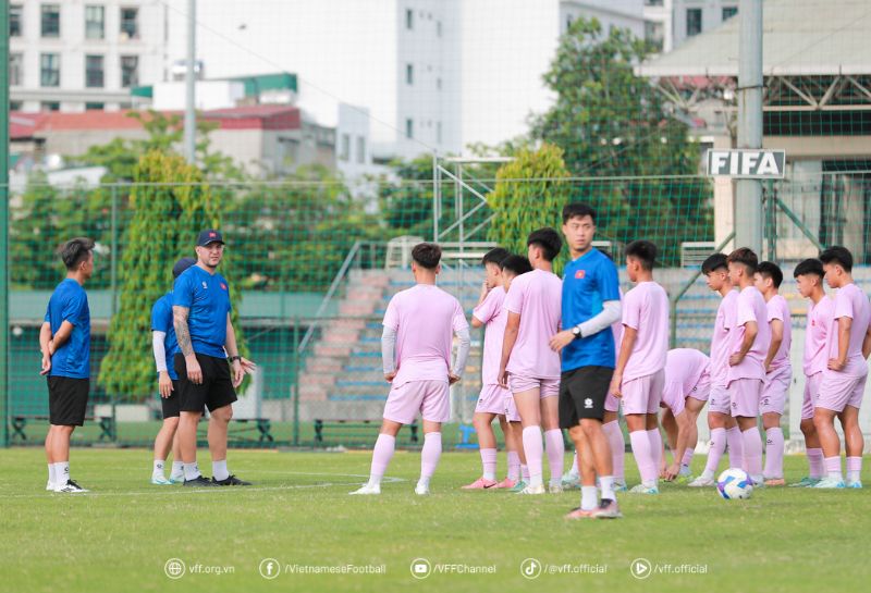 Coach Cristiano Roland guides the U16 Vietnam players in the training session on May 15. Photo: VFF