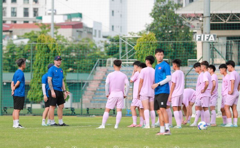 Coach Cristiano Roland guides the U16 Vietnam players in the training session on May 15. Photo: VFF