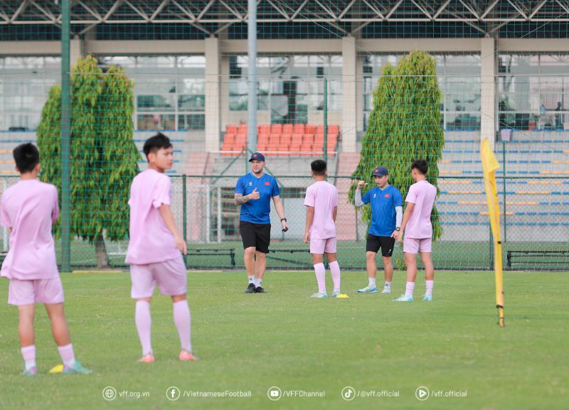 U16 Viet Nam chu trong ren giua chien thuat. Anh: VFF