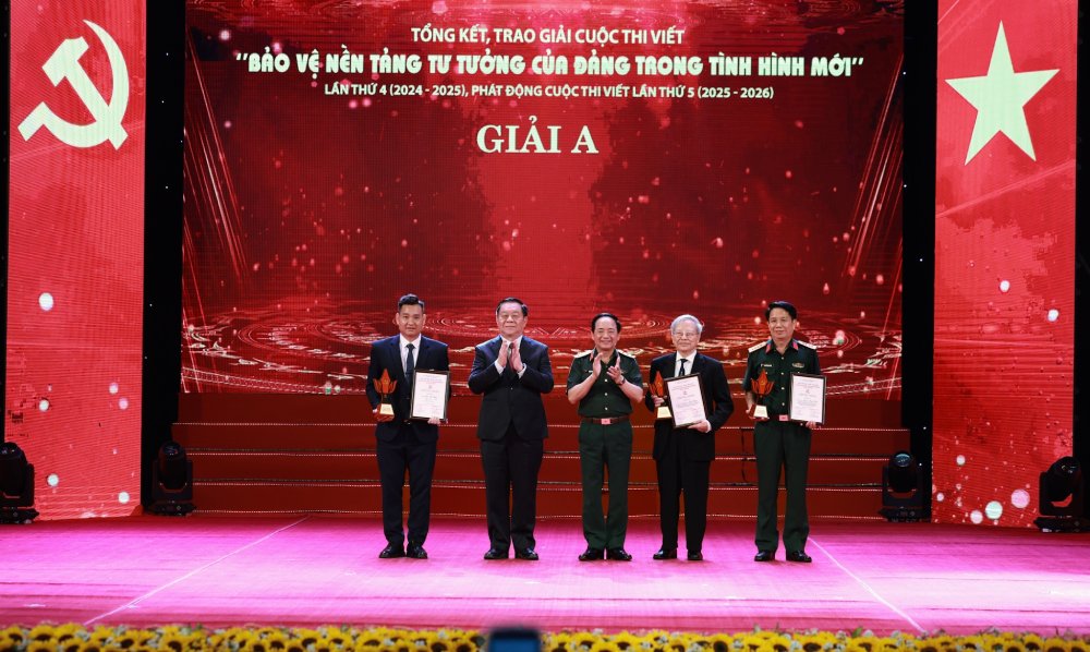 Member of the Politburo, Secretary of the Party Central Committee, Head of the Central Propaganda and Mass Mobilization Commission Nguyen Trong Nghia presented the A prize to the winning authors. Photo: Hai Nguyen