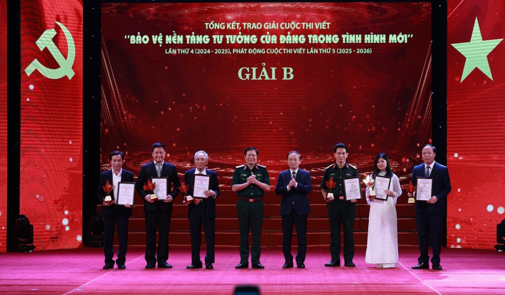 Các tác giả đoạt Giải B nhận giải. Ảnh: Hải Nguyễn