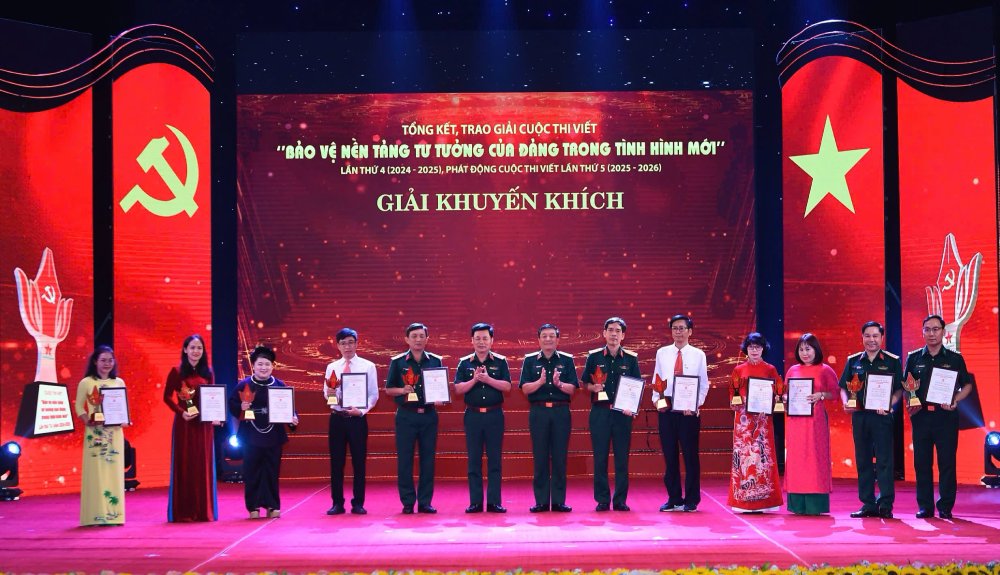Các tác giả đoạt Giải Khuyến khích nhận giải. Ảnh: Hải Nguyễn