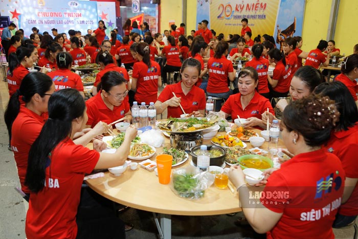 Mas de 100 miembros sindicales y trabajadores participaron en la calida atmosfera. Foto: Quang dat