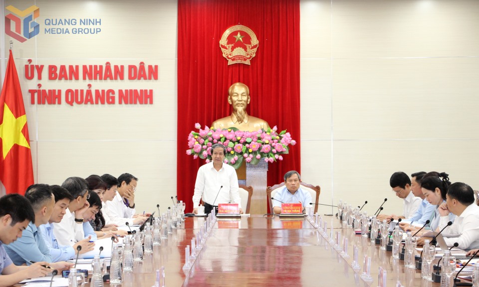 El Ministro de Educacion y Capacitacion, Nguyen Kim Son hablo en la Conferencia sobre Gestion Educativa al organizar organizaciones y aparatos en Quang Ninh el 15 de mayo. Foto: Quang Ninh Centro de Comunicacion Provincial