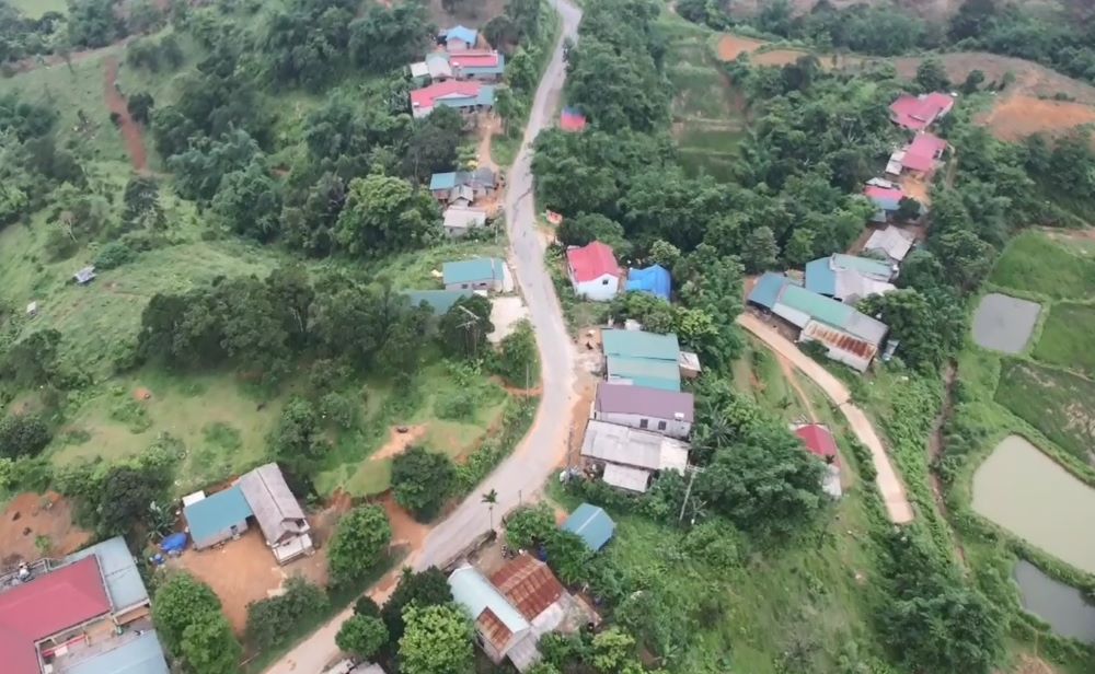 Tinh lo 587 la tuyen duong doc dao di vao xa Huc. Anh: Hung Tho