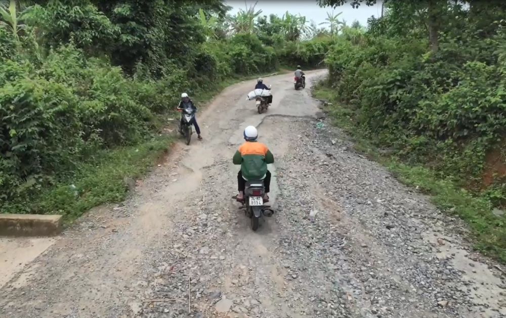 La superficie de la carretera de Provincial Road 587 solo tiene virutas. Foto: Colgada