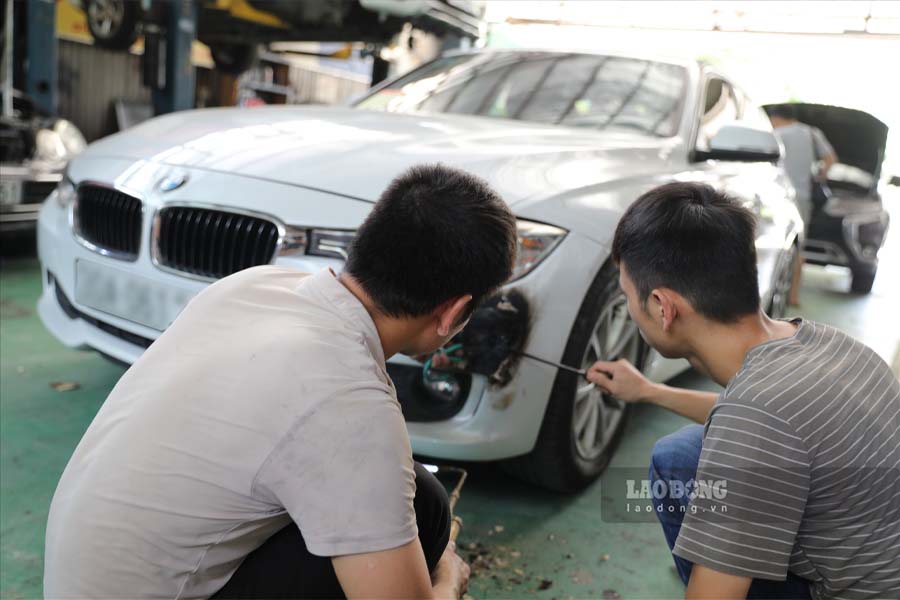 Los autos viejos despues de muchos años de uso se degradaran gradualmente, potencialmente riesgo cuando funcionan. Conocer el tiempo para reemplazar el automovil es una forma de proteger al conductor en si. Foto: Phuong An