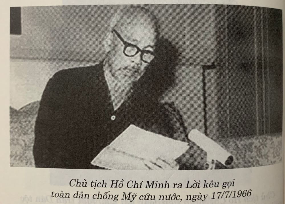 Hinh anh Chu tich Ho Chi Minh ra Loi keu goi toan dan chong My cuu nuoc, ngay 17.7.1966. Anh chup tu cuon sach “Vang vong loi nuoc non” - Nha xuat ban Thong tin va Truyen thong.