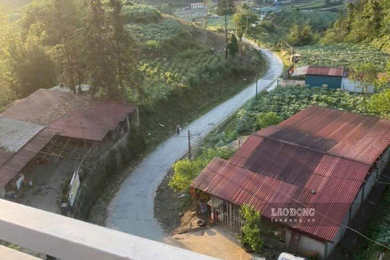 Tiem an nguy co mat an toan cho mot so ho dan o phia duoi cong trinh. Anh: Dinh Dai