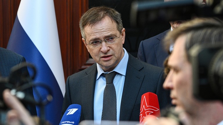 Asistente ruso Vladimir Medinsky en una conferencia de prensa en Estambul. Foto: Sputnik