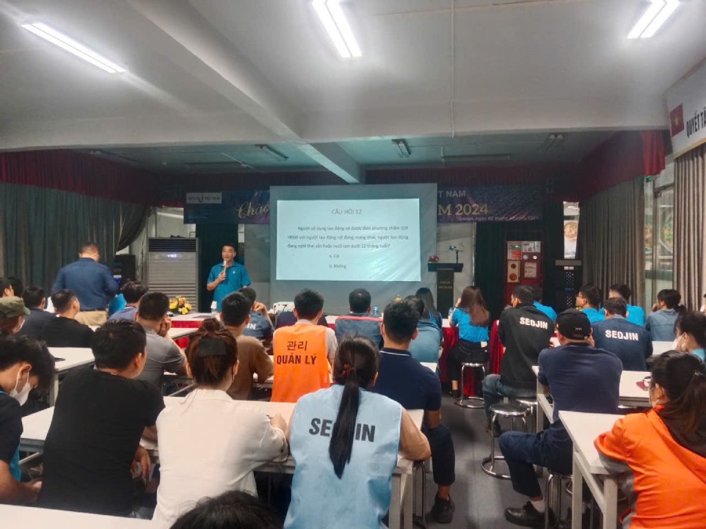 200 workers listened to propaganda and legal advice at the conference. Photo: Luong Thi Ninh