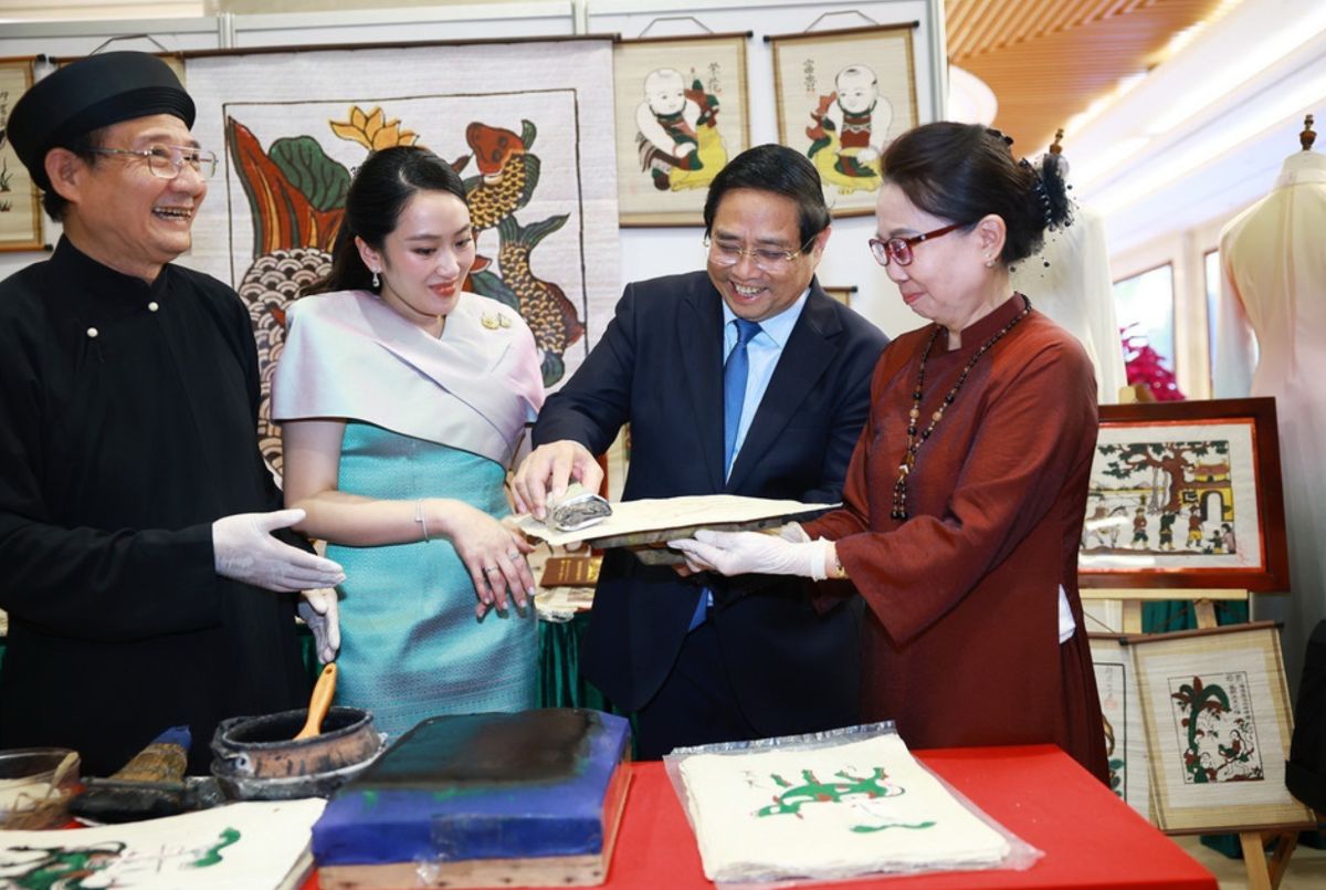 Ủy viên Bộ Chính trị, Thủ tướng Chính phủ Phạm Minh Chính và Thủ tướng Thái Lan Paetongtarn Shinawatra trải nghiệm làm tranh dân gian Đông Hồ. Ảnh: TTXVN