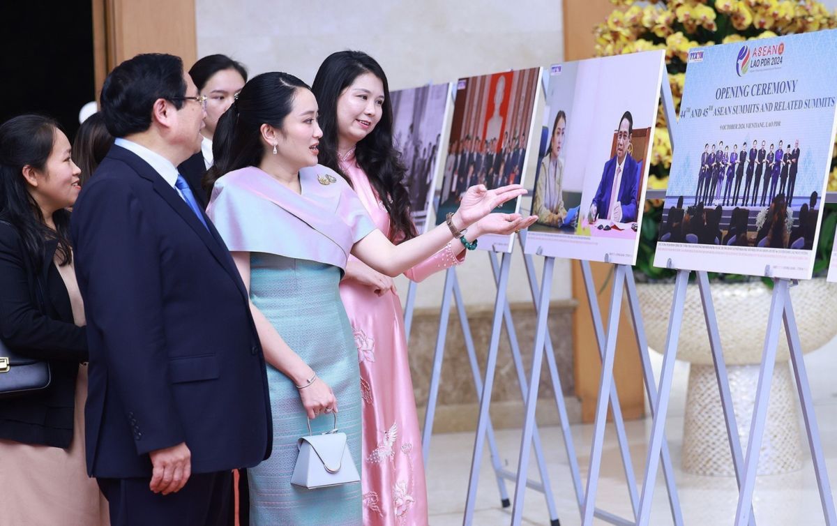 Thủ tướng Chính phủ Phạm Minh Chính và Thủ tướng Thái Lan Paetongtarn Shinawatra tham quan Trưng bày ảnh về quan hệ hợp tác giữa hai nước. Ảnh: TTXVN
