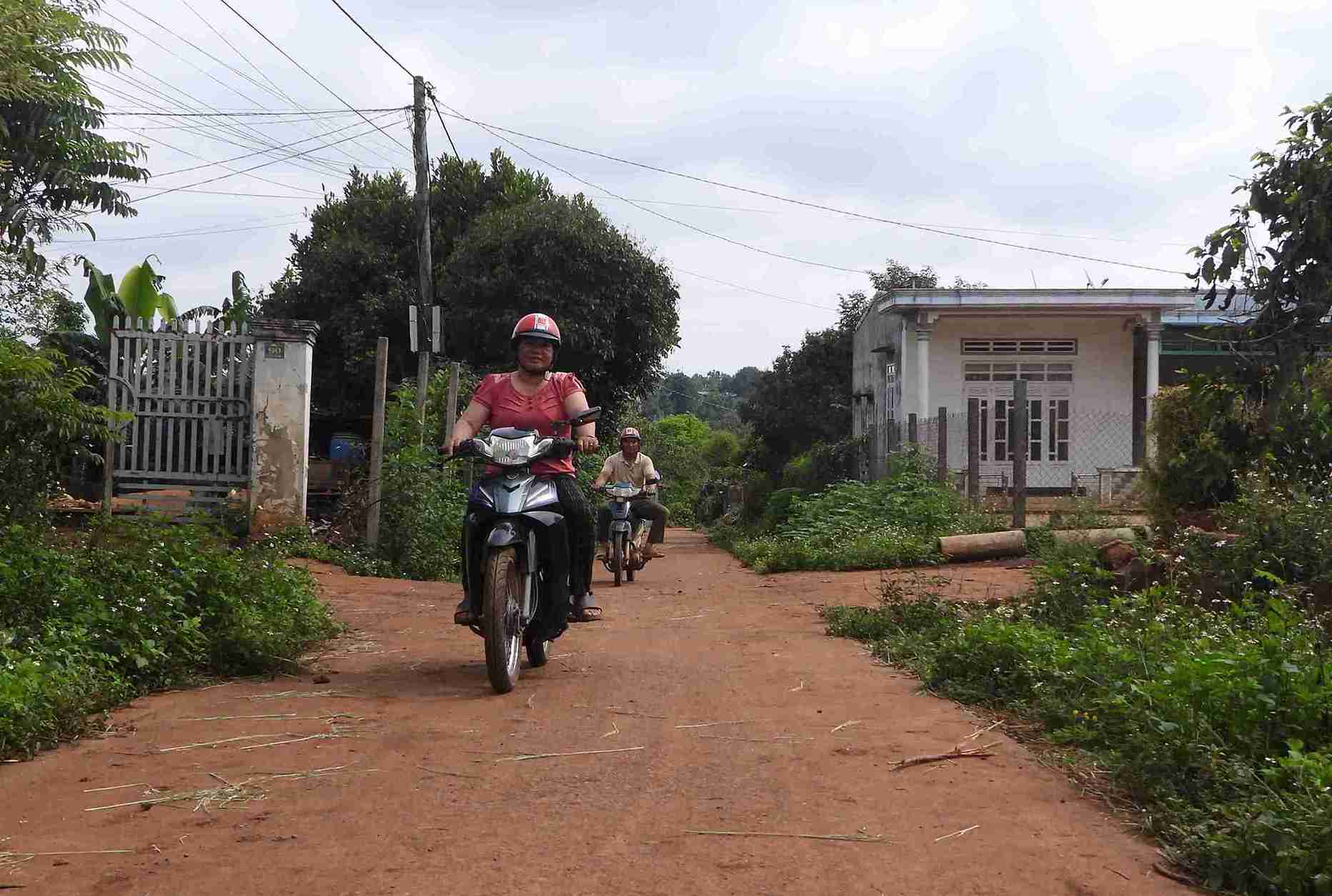 Duong sa buon Trang, xa Buon Ho duoc be tong hoa, nguoi dan di lai thuan loi. Anh: Bao Trung