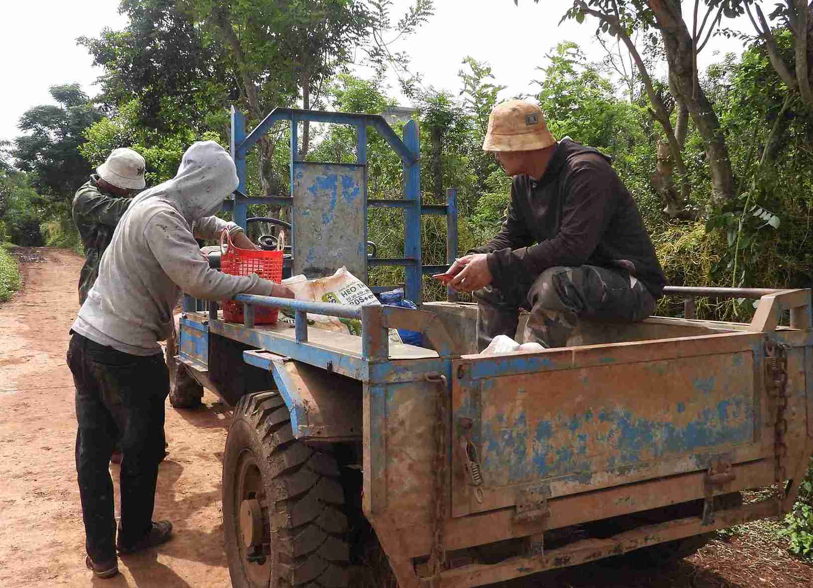 Ethnic minorities in Ea Ho commune (Krong Nang district, Dak Lak province) prepare their belongings to go to the fields. Photo: Phan Tuan