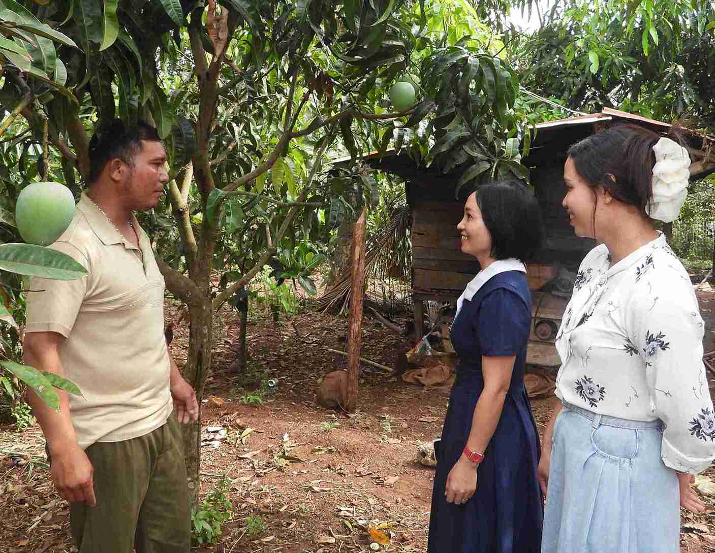 Can bo xa Ea Ho den tham hoi, dong vien