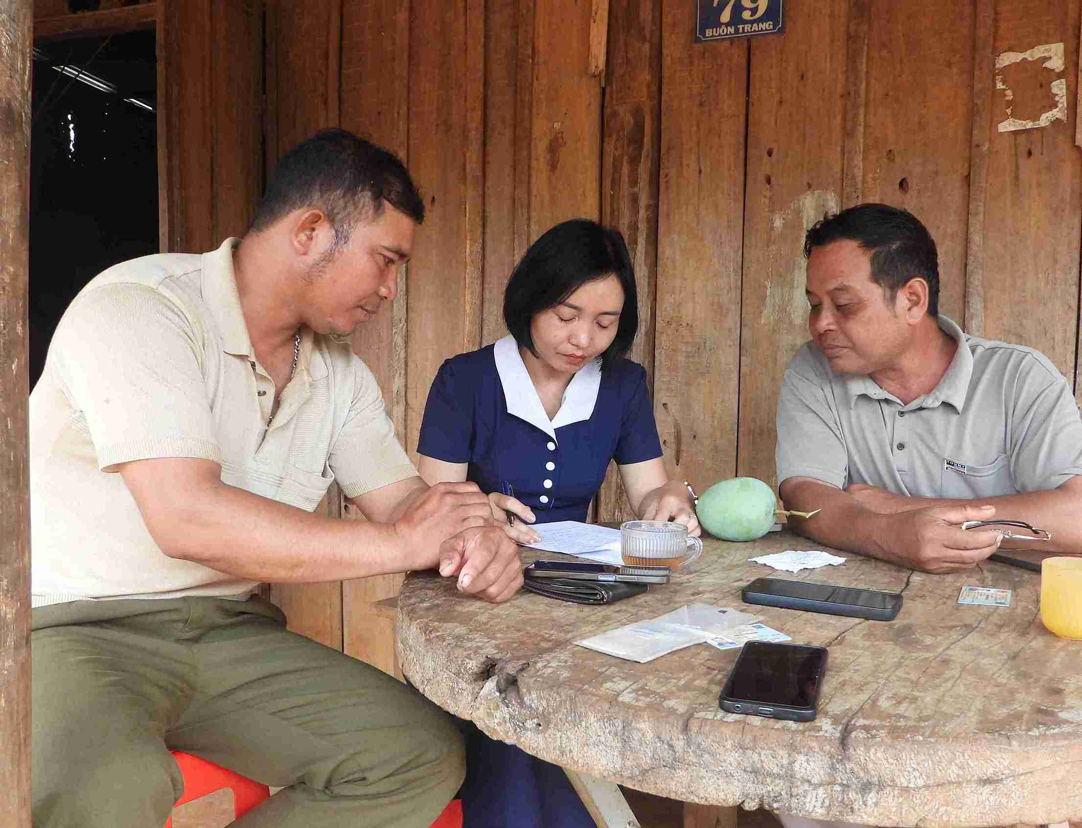 Can bo xa Ea Ho den tuyen truyen, van dong nguoi dan o cac buon dac biet kho khan tren dia ban. Anh: Bao Trung
