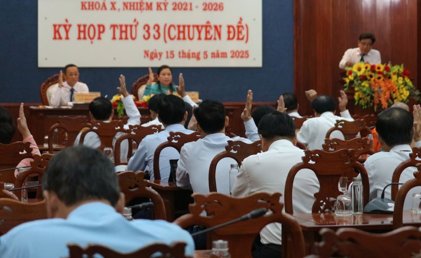 En la 33ª sesion (tema) del Consejo Popular de la Sesion Provincial del Consejo Popular de Soc Trang, Termino 2021-2026, los delegados votaron a traves de muchas resoluciones importantes. Foto: Phuong Anh