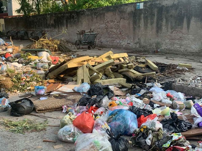 Rác tràn xuống đường đi tại điểm trung chuyển ở TP Nam Định