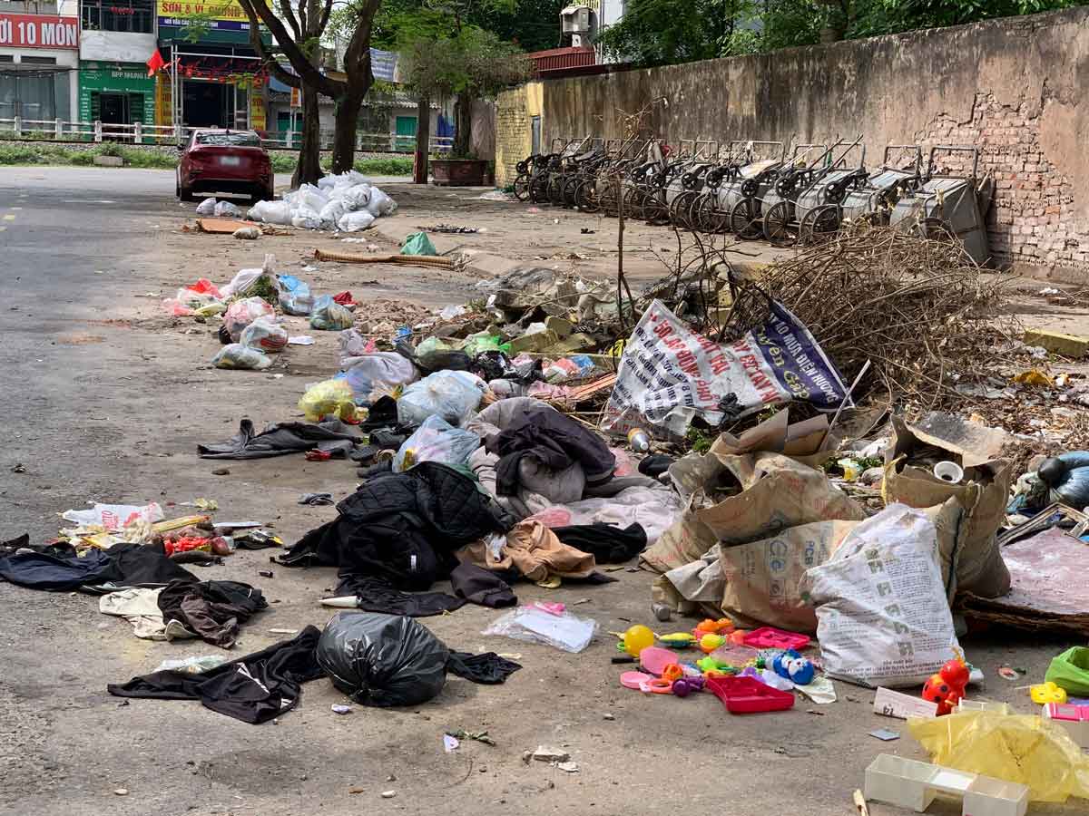 Ghi nhận của PV Báo Lao Động nhiều ngày trong tháng 5, rác thải đủ các loại tràn xuống đường đi ở đường Nguyễn Thế Dục. Ảnh: Hà Vi