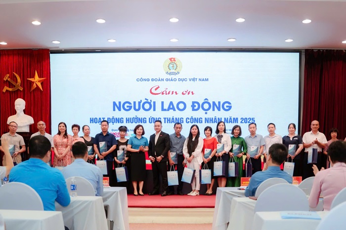 Ba Dang Hoang Anh - Pho Chu tich CDGD Viet Nam va ong Do Xuan Hau – Giam doc Kinh doanh Toan quoc Elmich Viet Nam trao qua cho nguoi lao dong. Anh: Elmich Viet Nam